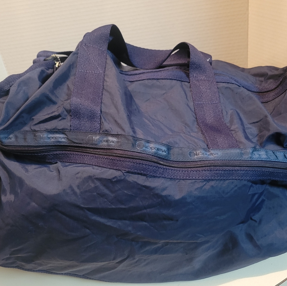 Lesportsac duffle bag. - Picture 5 of 14